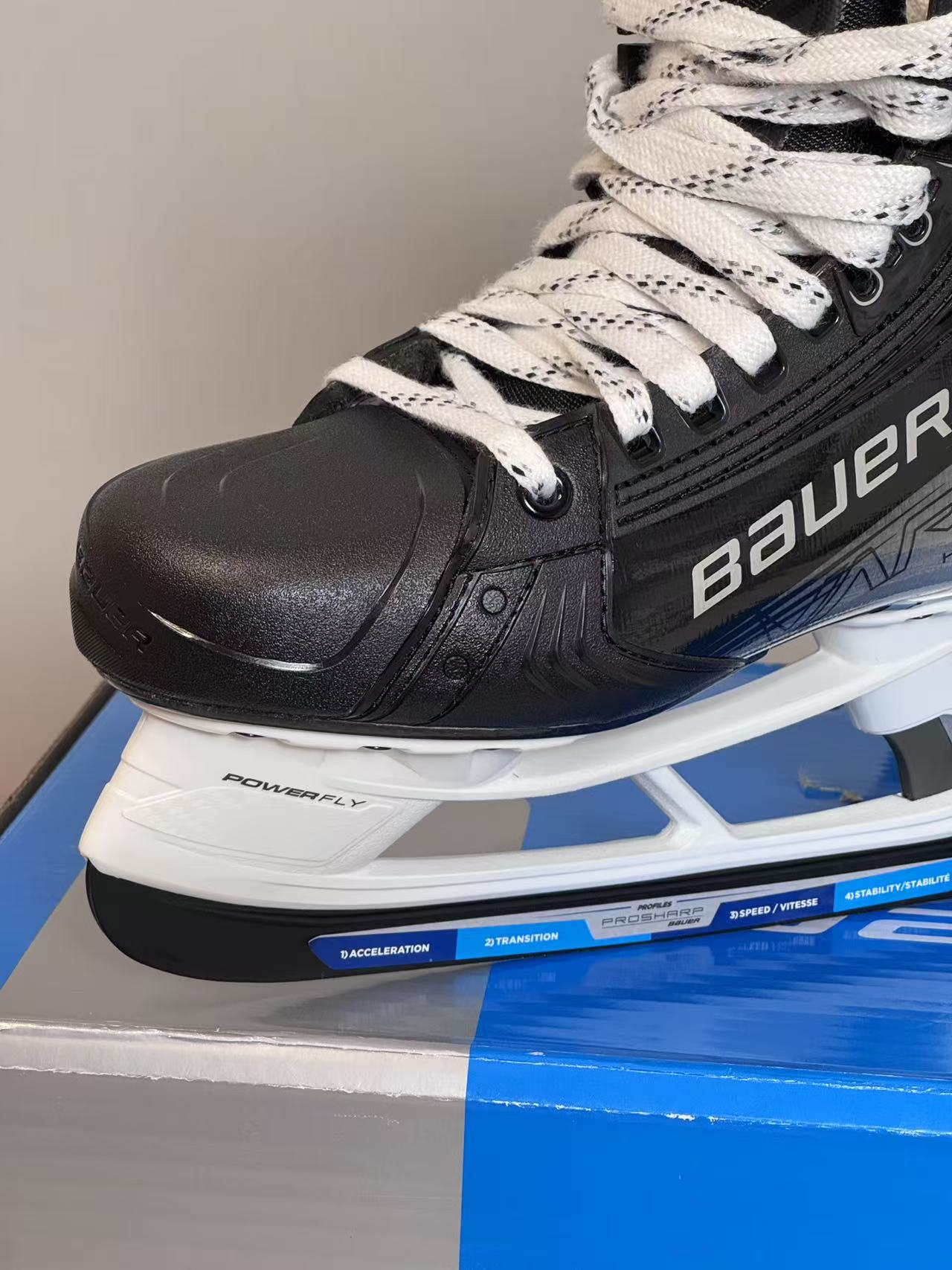 BAUER VAPOR HYPERLITE2 INTERMEDIATE SKATES WITH FLY-TI STEEL