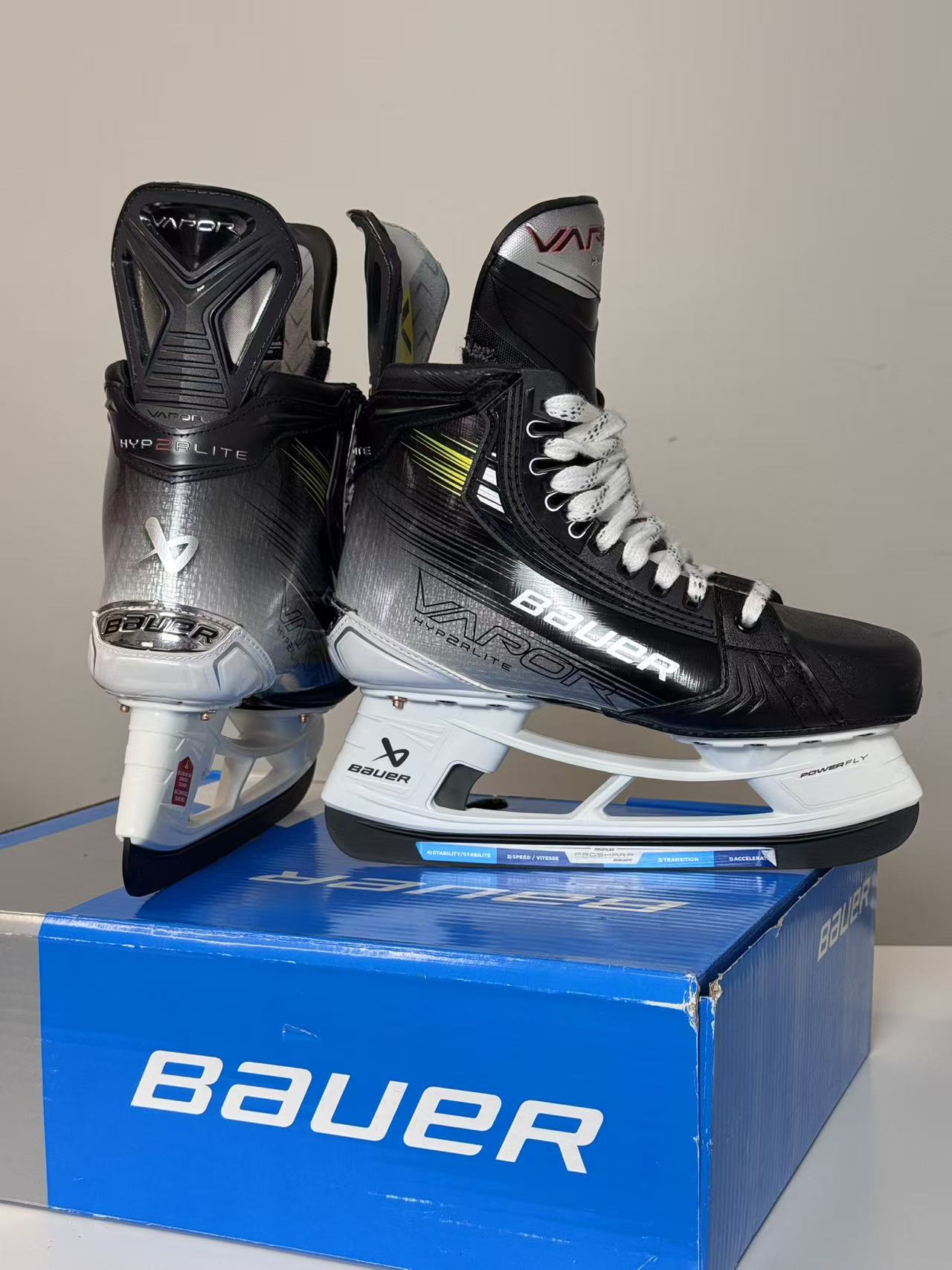 BAUER VAPOR HYPERLITE2 INTERMEDIATE SKATES WITH FLY-TI STEEL