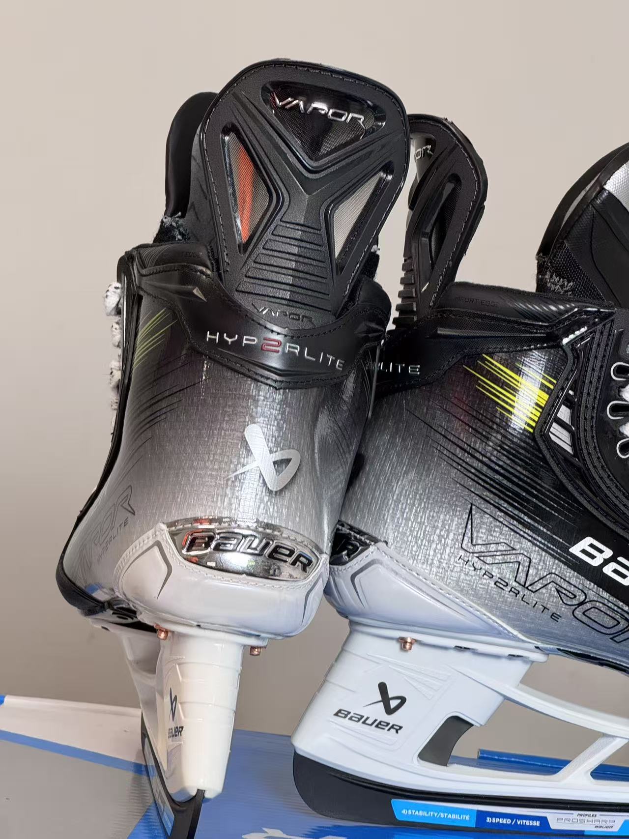 BAUER VAPOR HYPERLITE2 INTERMEDIATE SKATES WITH FLY-TI STEEL