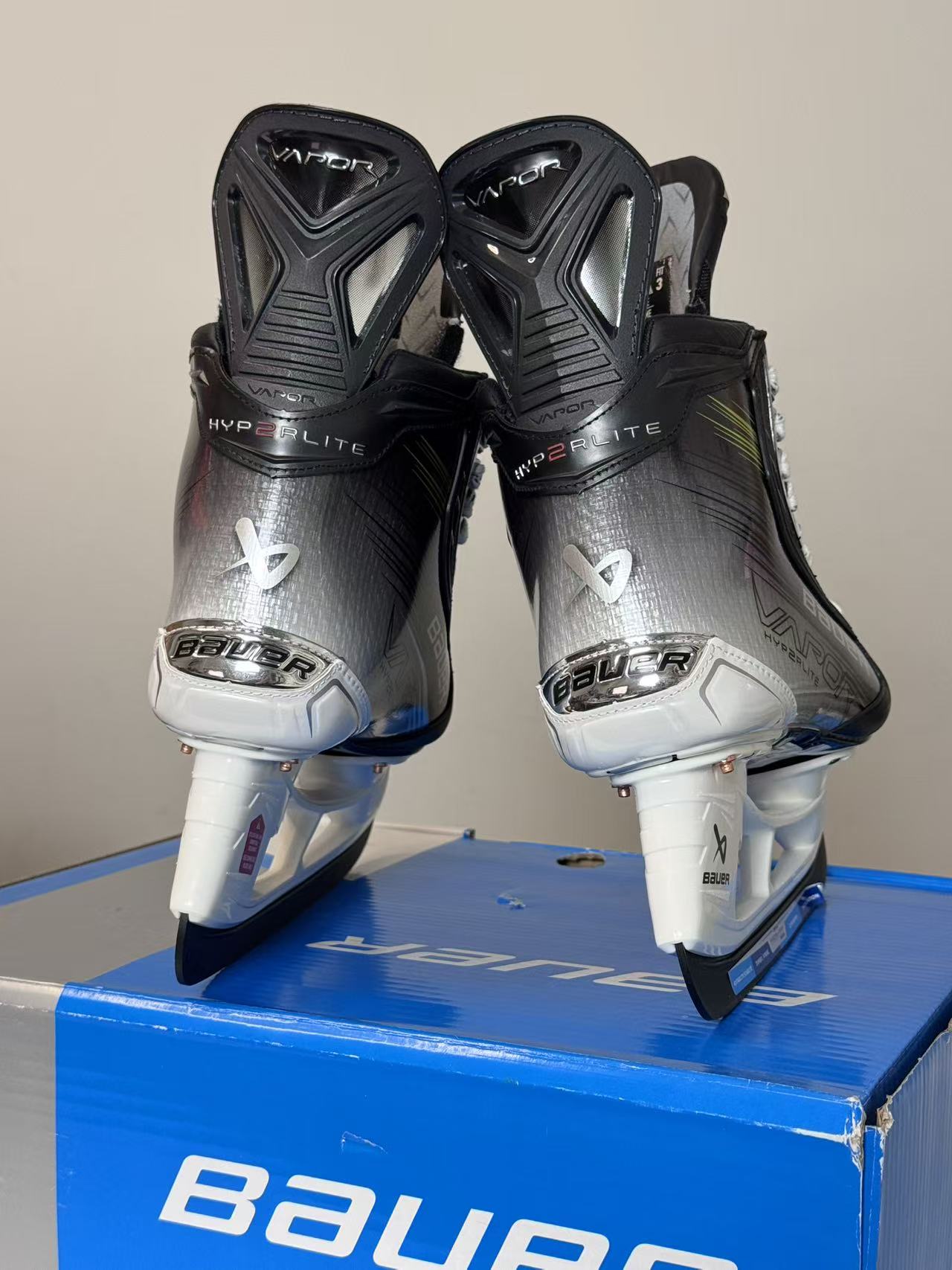 BAUER VAPOR HYPERLITE2 INTERMEDIATE SKATES WITH FLY-TI STEEL